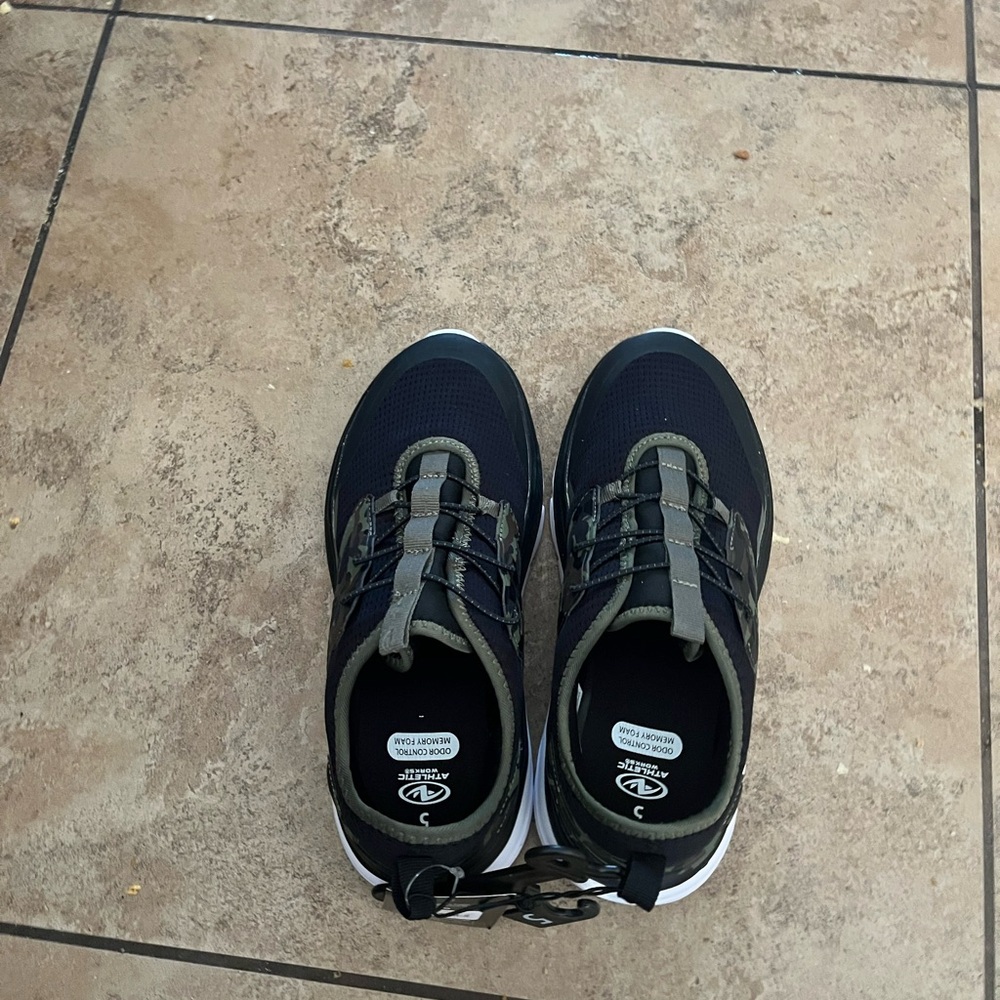 Men's Black and Gray Camo Athletic Shoes Size 5